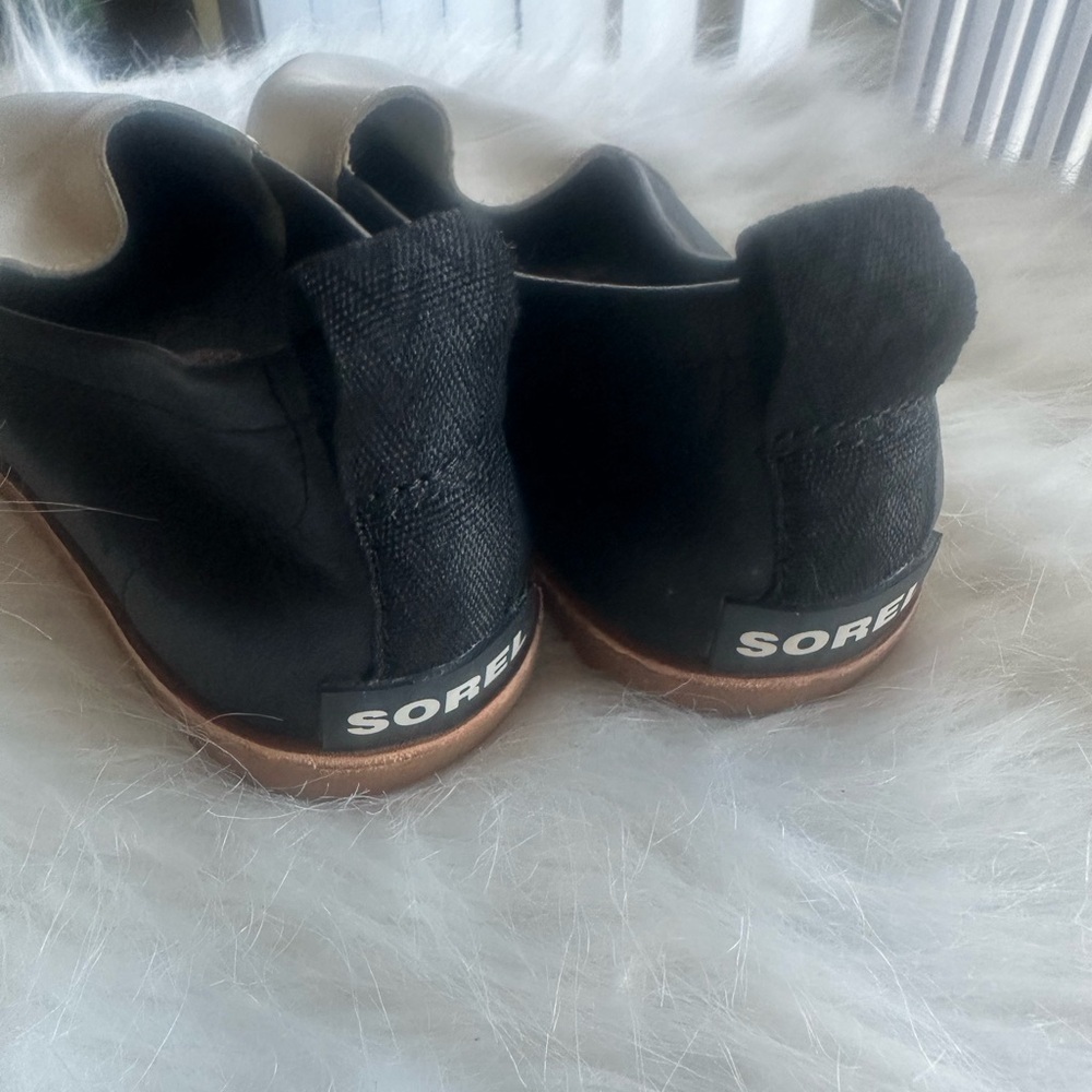 SOREL Ella Two Tone Flats
Size:7
Slip on
Leather upper
Two tone: cream black - Picture 4 of 6